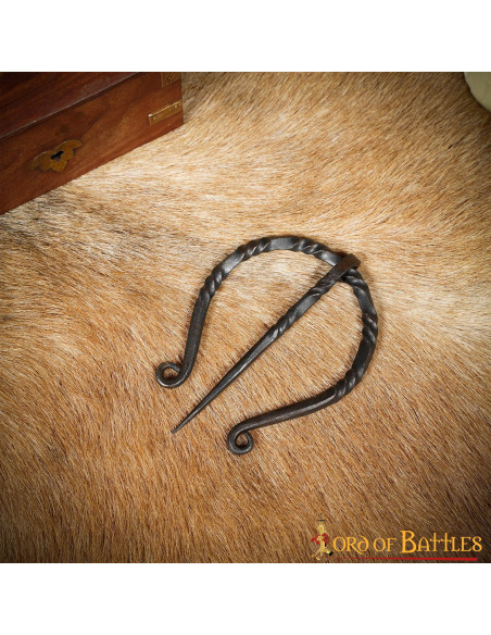 Fibule-fermoir pour cape en fer forgé...