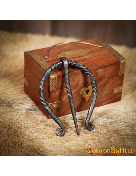 Fibule-fermoir pour cape en fer forgé...