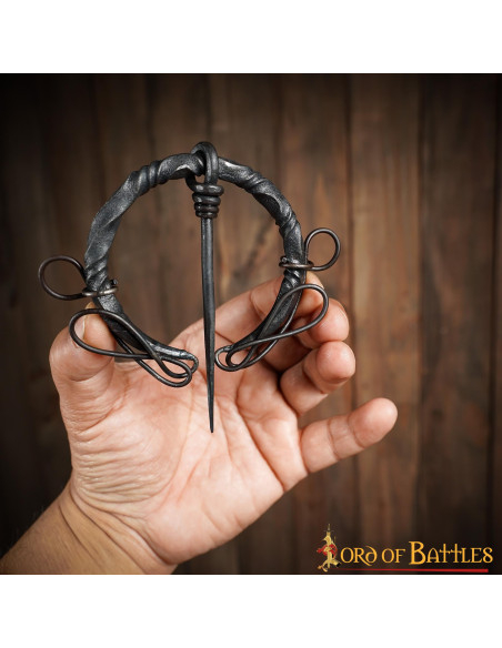 Fibule celtique en fer forgé à noeuds