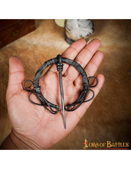 Fibule celtique en fer forgé à noeuds