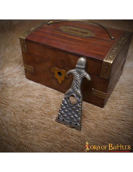 Embout de ceinture médiéval en laiton...