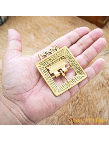 Boucle en laiton massif du XVème...