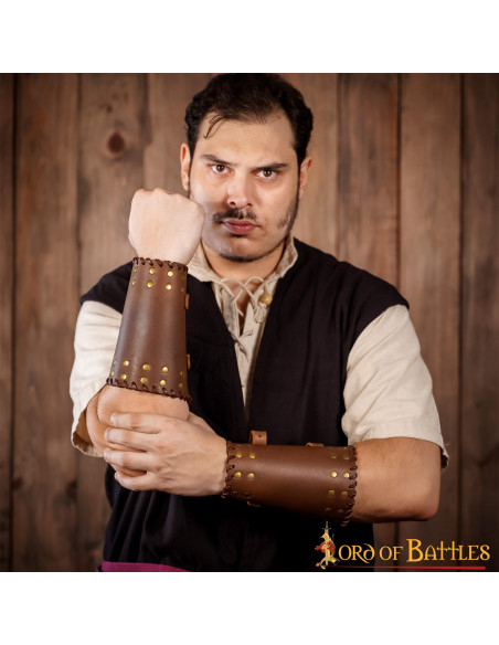 Brassards médiévaux en cuir marron...