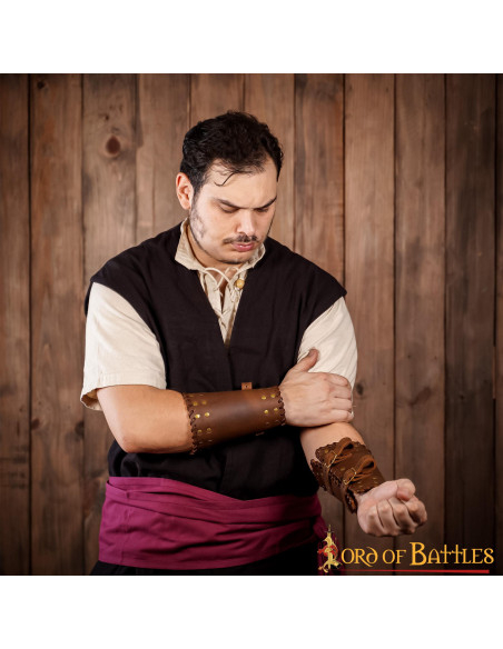 Brassards médiévaux en cuir marron...