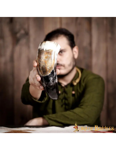 Corne à boire viking avec motif de...