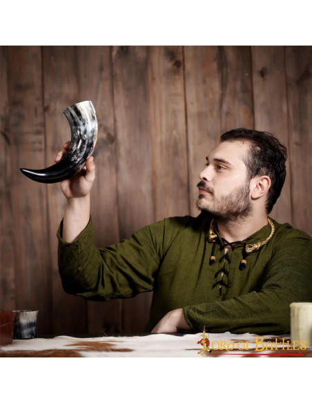 Corne à boire viking avec motif de...