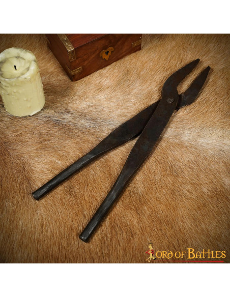 Pince médiévale en fer forgé