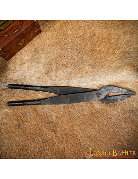 Pince médiévale en fer forgé