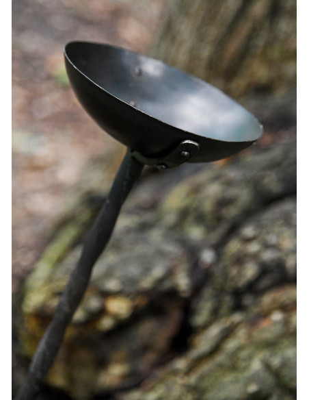 Lampe à huile Osbert en fer forgé...