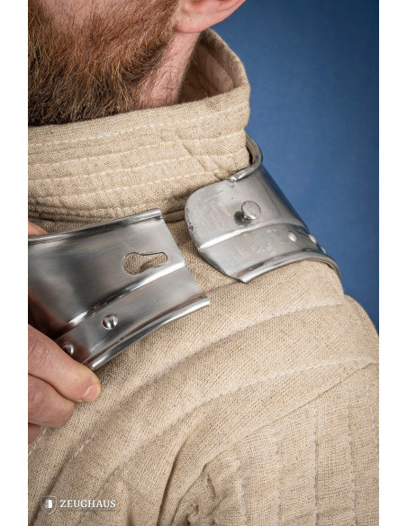 Gorgerin médiéval pointu en acier poli