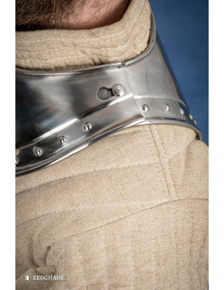 Gorgerin médiéval pointu en acier poli