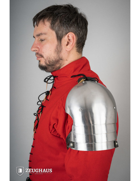 Épaulières médiévales en acier poli...