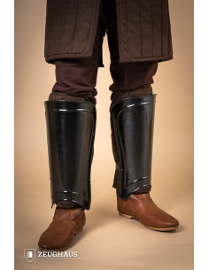 Grèves de guerrier médiéval en acier bruni