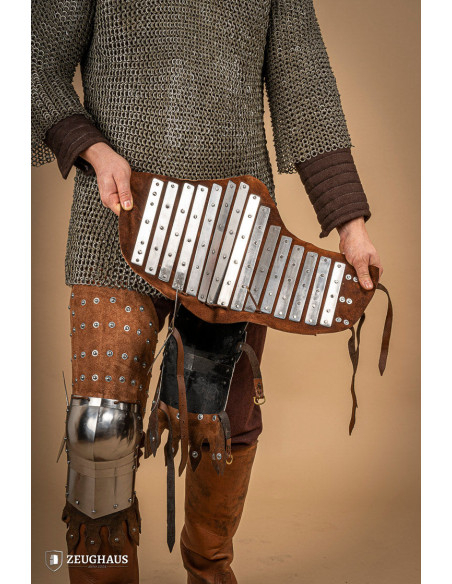 Armure de jambe médiévale en cuir et...
