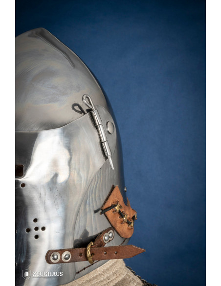 Bassin médiéval en acier avec serrure...