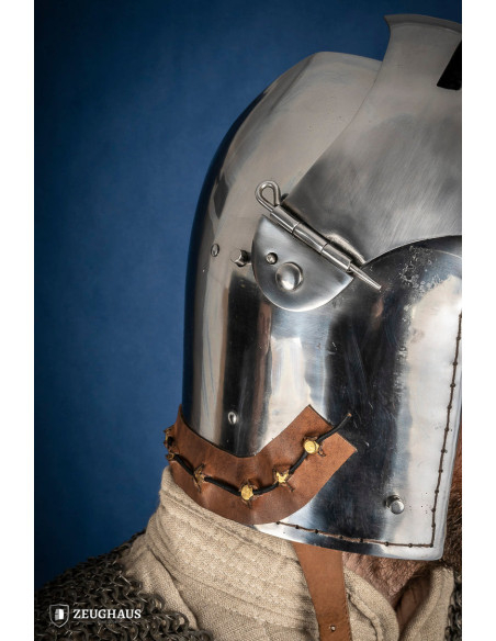 Bassin médiéval en acier avec serrure...