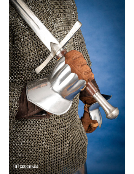 Gantelets médiévaux en acier poli...