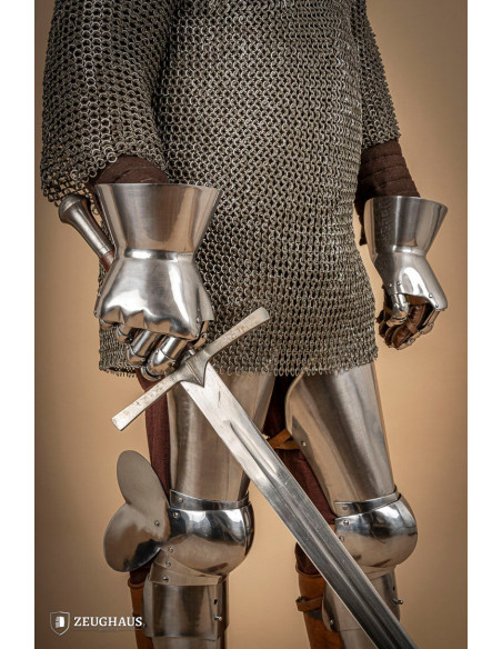 Gantelets médiévaux en acier poli...