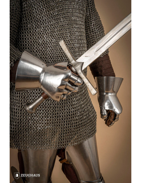 Gantelets médiévaux en acier poli...