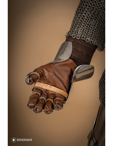 Gantelets médiévaux en acier poli...