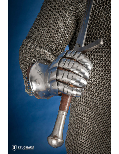 Gantelets médiévaux en acier poli...