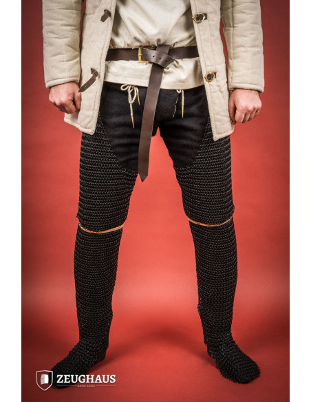 Jambes médiévales en cotte de mailles...