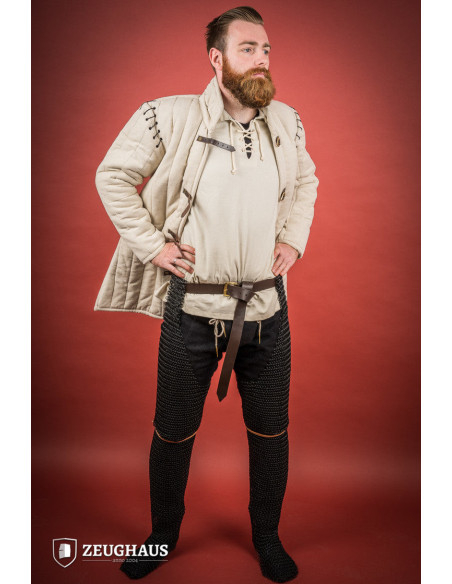 Jambes médiévales en cotte de mailles...