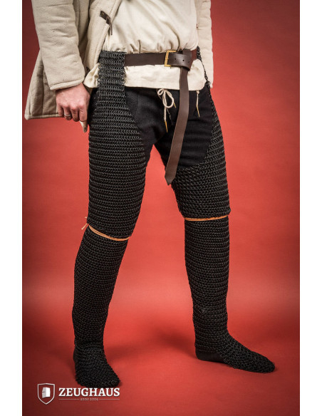 Jambes médiévales en cotte de mailles...