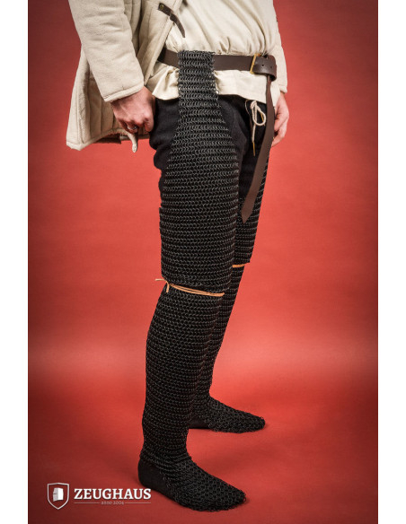 Jambes médiévales en cotte de mailles...