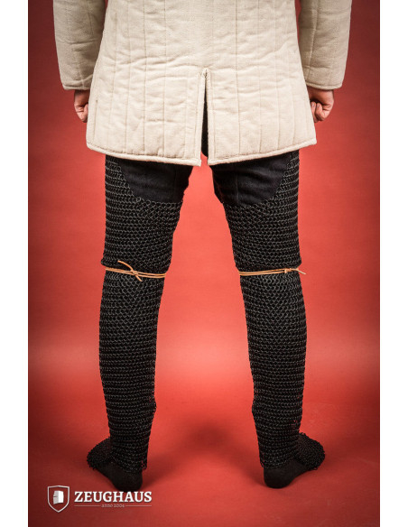 Jambes médiévales en cotte de mailles...