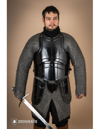 Cuirasse de guerrier médiéval avec lanières en acier bruni