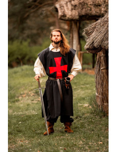 Surcot noir avec croix templière rouge