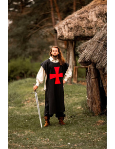 Surcot noir avec croix templière rouge 2
