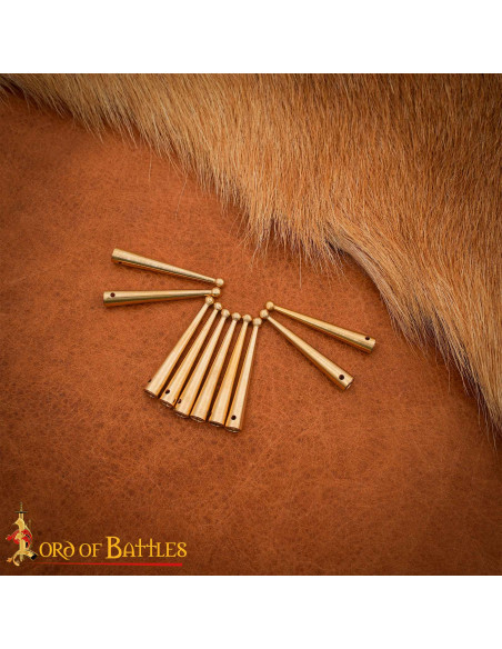 Lot de 10 aglets médiévaux en laiton...