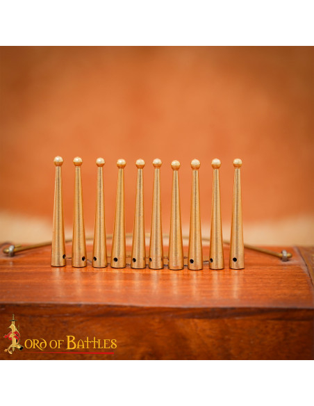 Lot de 10 aglets médiévaux en laiton...