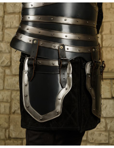 Écarlates médiévales en acier noircit avec des bords...