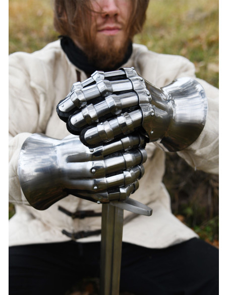 Gantelets médiévaux du XIVe siècle....