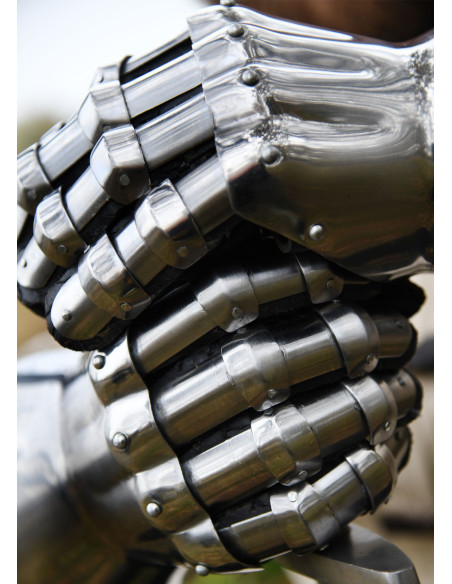 Gantelets médiévaux du XIVe siècle....