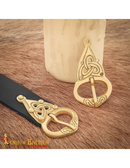 Boucle de ceinture viking avec nœuds...