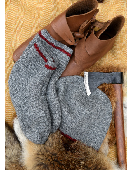 Bonnet en laine au crochet, gris-rouge