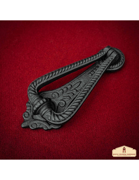 Heurto de porte médiéval avec anneau...