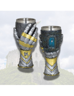 Gobelet médiéval en résine main de guerrier
