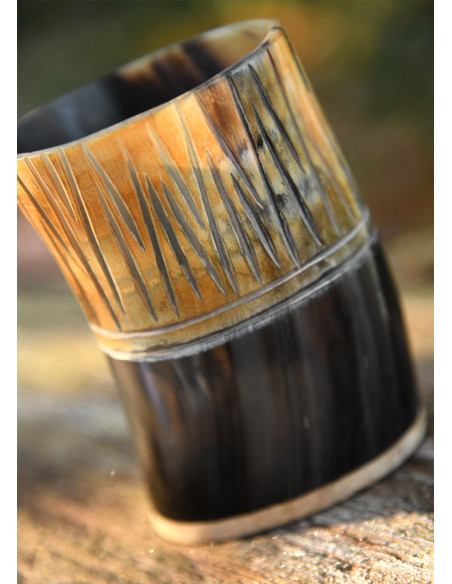 Tasse médiévale en corne et bois (11...