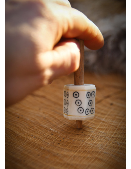 Dé à jouer tournant en os
