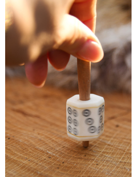 Dé à jouer tournant en os