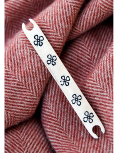 Navette en os avec nœuds celtiques