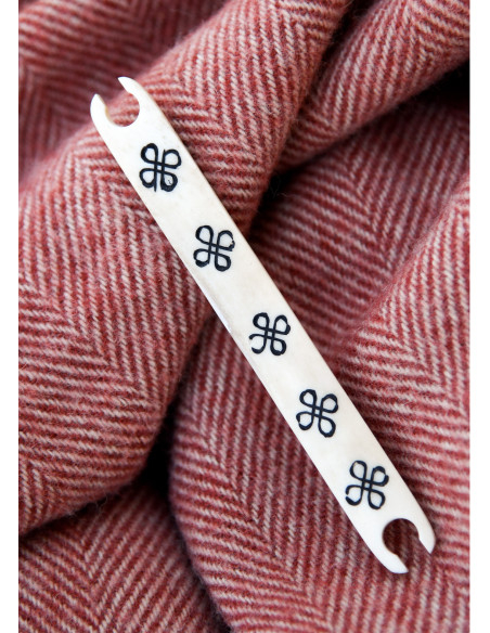 Navette en os avec nœuds celtiques