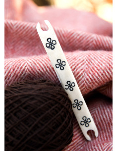 Navette en os avec nœuds celtiques 2