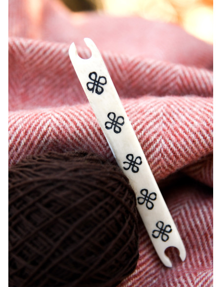 Navette en os avec nœuds celtiques