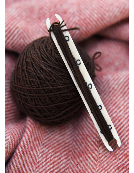 Navette en os avec nœuds celtiques